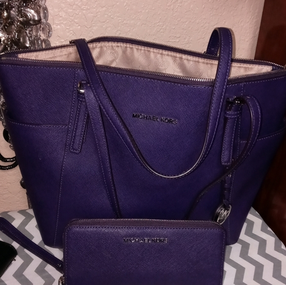 ((SOLD)) AUTHENTIC MICHAEL KORS PURSE & WALLET SET - Picture 1 of 16